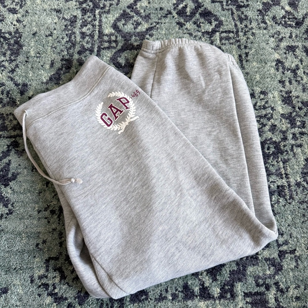GAP Burgundy and White Crest Graphic Sz Small Gray Sweat Pant Joggers Y2K Casual